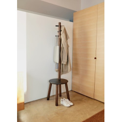 1014257-048UMBRA wieszak ze stołkiem PILLAR - czarny orzech King Home